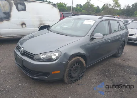 2014 Volkswagen Jetta Sportwagen 2.5L S z USA, uszkodzony, nr VIN 3VWPP7AJ6EM624719